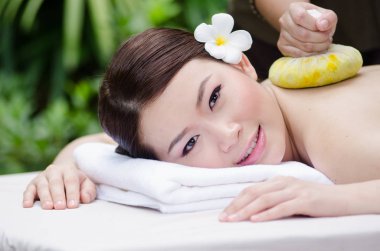 Güzel Asyalı kadın Spa Masaj yapıyor