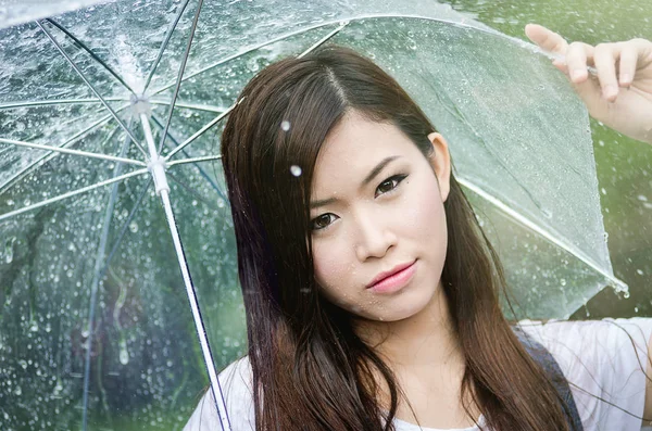 Güzel kız ile şemsiye yağmur 4 arasında duruyor — Stok fotoğraf