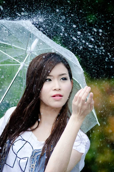 Belle fille est debout avec parapluie parmi une pluie 5 — Photo