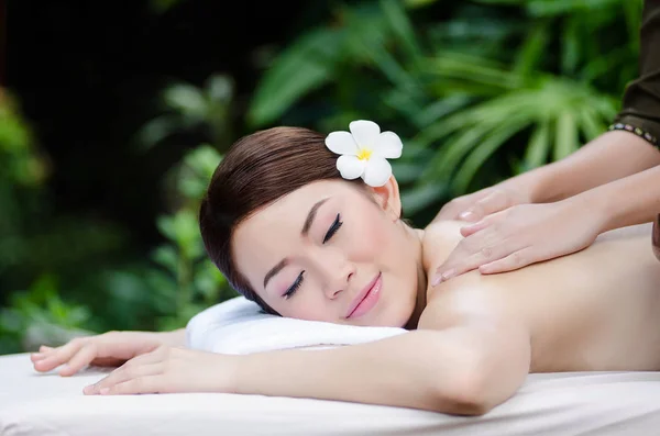 Mulher asiática bonita fazendo massagem spa — Fotografia de Stock