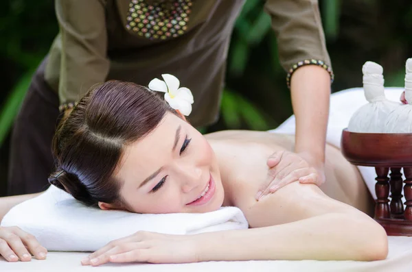 Schön asiatische Frau tun Wellness-Massage — Stockfoto