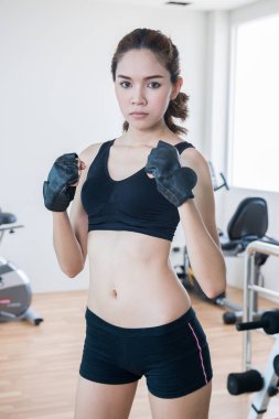 genç kadın egzersiz fitness salonu olarak yerleştirmek