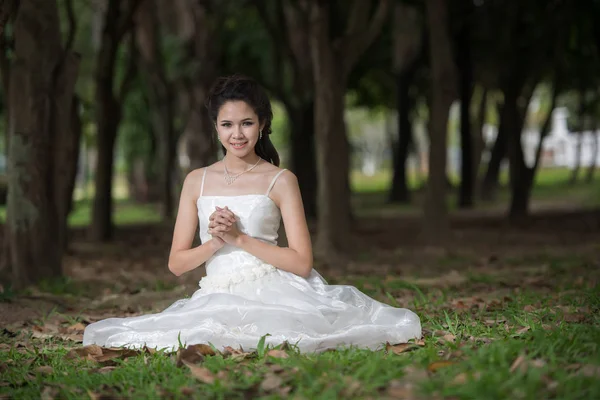 Asian Girl in wedding dress in the forest — Stock Photo, Image