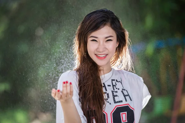 Gelukkig Chinees meisje wordt steeds nat en regen — Stockfoto