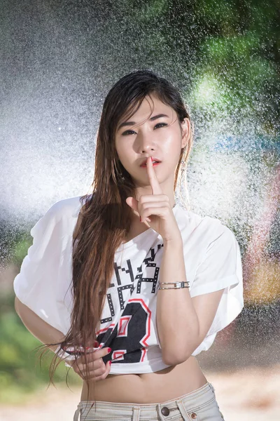 Šťastná Čínská dívka dostává mokra a deště — Stock fotografie