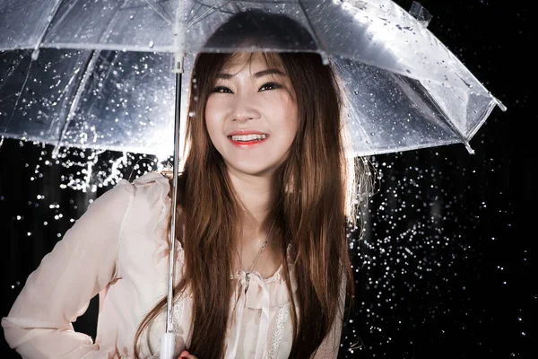 Chica china feliz con lluvia y paraguas transparente —  Fotos de Stock