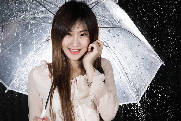 Chica china feliz con gotas de lluvia y paraguas transparente —  Fotos de Stock