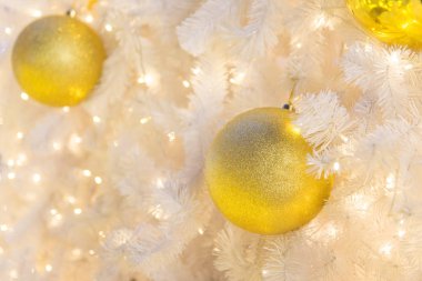 Noel ağacı ve dekorasyon ve ışıklar