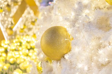 Noel ağacı ve dekorasyon ve ışıklar