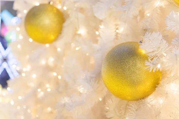 Árbol de Navidad y decoraciones y luces — Foto de Stock