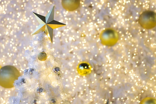 Julgran och dekorationer och ljus — Stockfoto