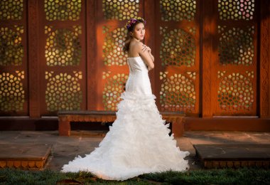 Asyalı kız gelinlik 