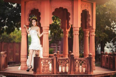 Asyalı kız gelinlik 