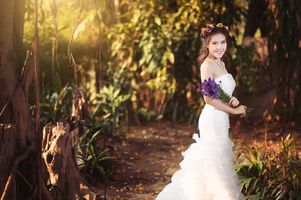 Азиатка в свадебном платье — стоковое фото