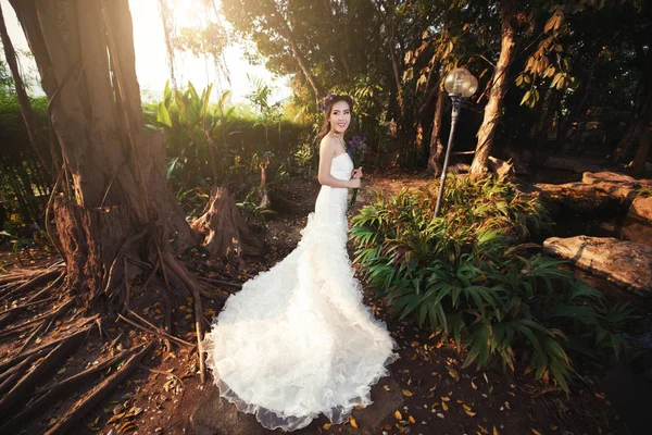 Азиатка в свадебном платье — стоковое фото