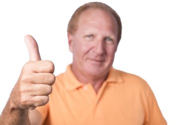 Başparmak yakışıklı ihtiyar turuncu polo gömlek ortaya
