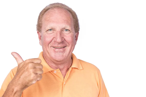 Bonito homem velho em polo-shirt laranja mostra polegar para cima — Fotografia de Stock