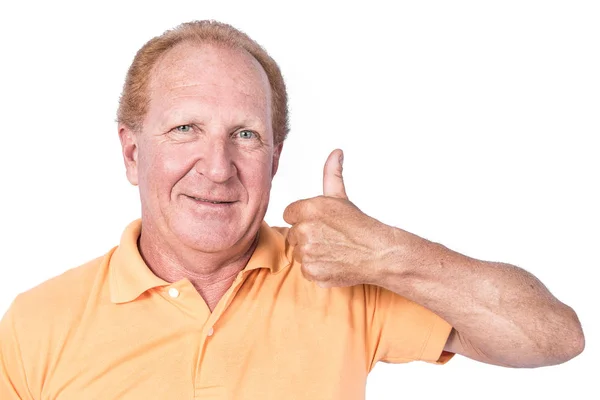 Bonito homem velho em polo-shirt laranja mostra polegar para cima — Fotografia de Stock