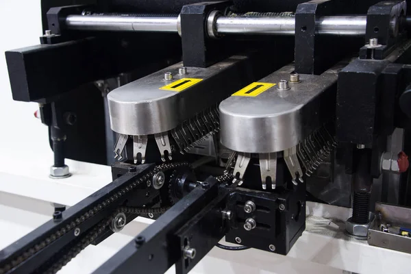 Rantai konveyor dari mesin solder otomatis — Stok Foto