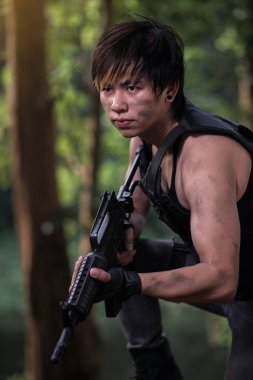 Ormanın ortasında silahlı özel kuvvet