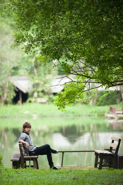 Stilig man sitter i trädgården — Stockfoto