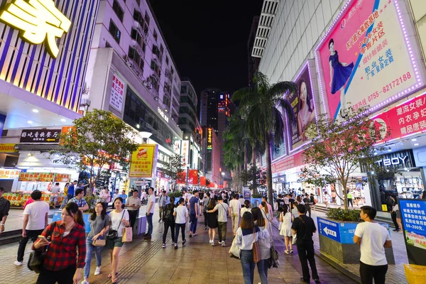 Shenzhen, Chiny-kwi 08, 2017: Kupujących i odwiedzający tłum słynnej ulicy deptaka Dongmen. Dongmen jest dzielnica handlowa i subdistrict, w dzielnicy Luohu Shenzhen na 08 kwietnia 2017 r.. — Zdjęcie stockowe