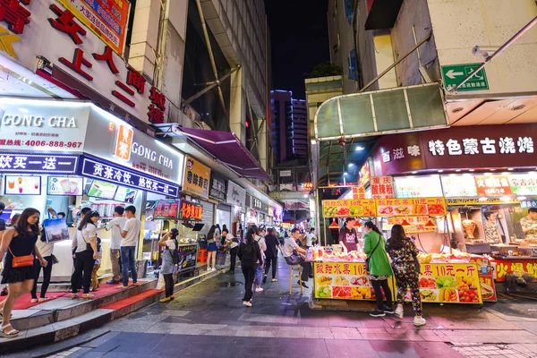 Shenzhen, China-Apr 08, 2017: Shoppers en bezoekers menigte de beroemde onrechte Pedestrian Street. Onrechte is een winkelgebied en onderdistrict binnen Luohu District van Shenzhen op 08 April 2017. — Stockfoto