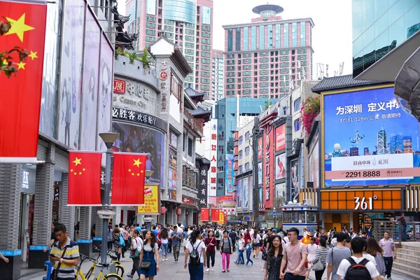 SHENZHEN, CINA-APR 08, 2017: Gli acquirenti e i visitatori affollano la famosa strada pedonale Dongmen. Dongmen è una zona commerciale e sottodistretto all'interno del distretto Luohu di Shenzhen il 08 aprile 2017 . — Foto Stock