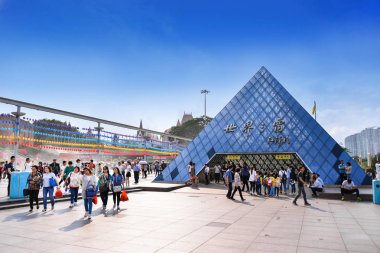 Shenzhen, Çin - 09 Nisan 2017: Shenzhen Metro İstasyonu dünyanın penceresinin çıkış. Bazı en ünlü turistik yaklaşık 130 reprodüksiyon.