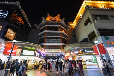 Shenzhen, Çin-Nis 08, 2017: Kalabalık ünlü Dongmen Yaya Caddesi alışveriş ve ziyaretçi. Dongmen 08 Nisan 2017 üzerinde bir alışveriş alanı ve bucağı Luohu District, Shenzhen içinde olduğunu.