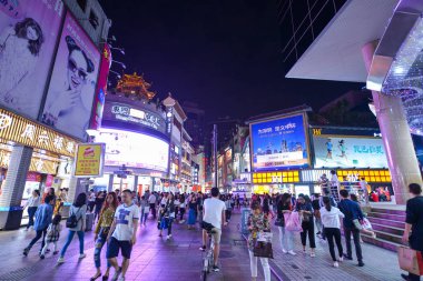 Shenzhen, Çin-Nis 08, 2017: Kalabalık ünlü Dongmen Yaya Caddesi alışveriş ve ziyaretçi. Dongmen 08 Nisan 2017 üzerinde bir alışveriş alanı ve bucağı Luohu District, Shenzhen içinde olduğunu.
