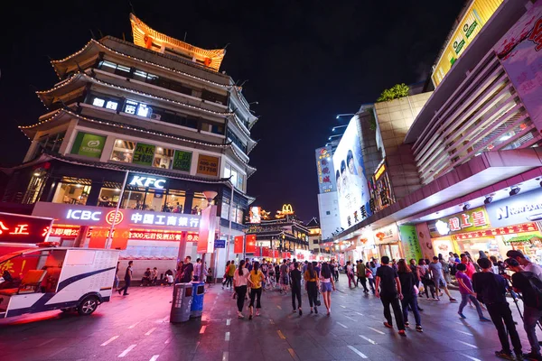 Shenzhen, Çin-Nis 08, 2017: Kalabalık ünlü Dongmen Yaya Caddesi alışveriş ve ziyaretçi. Dongmen 08 Nisan 2017 üzerinde bir alışveriş alanı ve bucağı Luohu District, Shenzhen içinde olduğunu. — Stok fotoğraf