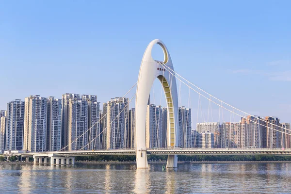 Moderne brug in Zhujiang River en modern gebouw van financiële — Stockfoto