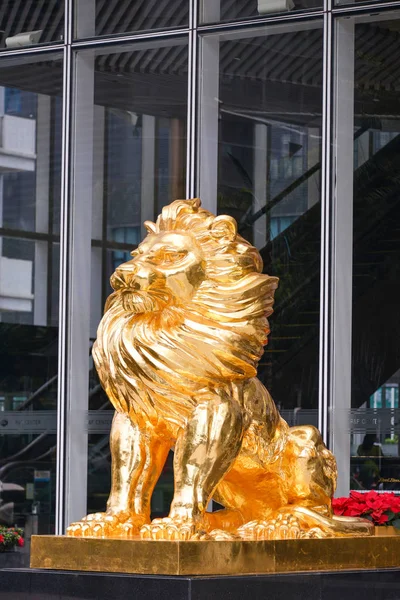 Gold Lion statue in front of building — Stock Photo, Image
