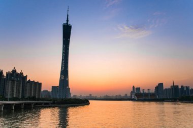 Guanghzou, Çin - 02 Nisan 2017: 595.7 metre boyunda çok amaçlı gözetleme kulesi Guangzhou Guangzhou kule ya da Kanton Kulesi, resmen Guangzhou Tv astronomik ve gezi Kulesi olan.