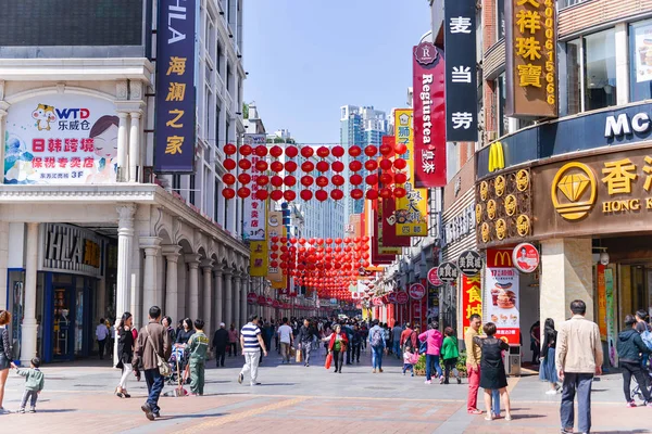 GUANGZHOU, CINA - APR 02: Shopping a Shangxia Jiu via dello shopping pedonale aprile 02, 2017 a Guangzhou, Shangxia Jiu via dello shopping pedonale è la principale via dello shopping a Guangzhou . — Foto Stock