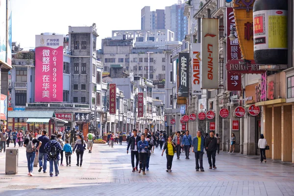 GUANGZHOU, CINA - APR 02: Shopping a Shangxia Jiu via dello shopping pedonale aprile 02, 2017 a Guangzhou, Shangxia Jiu via dello shopping pedonale è la principale via dello shopping a Guangzhou . — Foto Stock