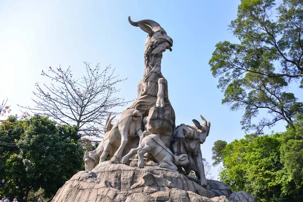 广州，中国-Apr 02、 2017年︰ 五只公绵羊雕像在越秀公园在 2017 年 4 月 2 日广州，中国的象征. — 图库照片