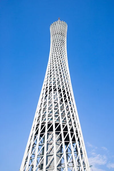 GUANGHZOU, CHINE - 02 AVRIL 2017 : Guangzhou Tower ou Canton tower, officiellement Guangzhou TV Astronomical and Sightseeing Tower est une tour d'observation polyvalente de 595,7 mètres de haut à Guangzhou . — Photo