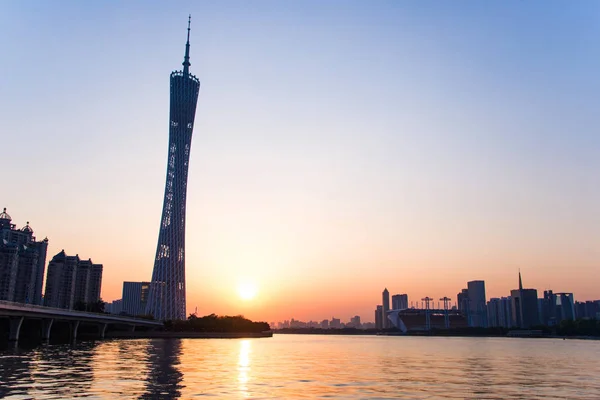 Renhe, Kina - 02 April 2017: Guangzhou torn eller Canton tower, formellt Guangzhou Tv astronomiska och tornet är en 595,7 meter höga multi-purpose utsiktstorn i Guangzhou. — Stockfoto