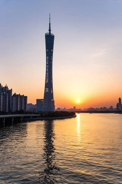 GUANGHZOU, CHINE - 02 AVRIL 2017 : Guangzhou Tower ou Canton tower, officiellement Guangzhou TV Astronomical and Sightseeing Tower est une tour d'observation polyvalente de 595,7 mètres de haut à Guangzhou . — Photo