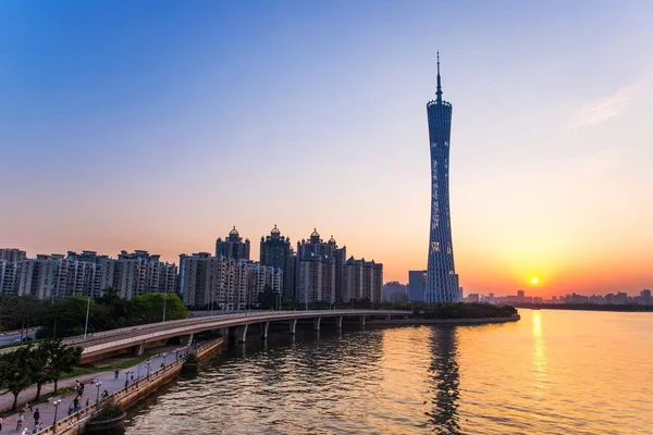 Renhe, Kina - 02 April 2017: Guangzhou torn eller Canton tower, formellt Guangzhou Tv astronomiska och tornet är en 595,7 meter höga multi-purpose utsiktstorn i Guangzhou. — Stockfoto