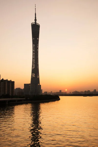 GUANGHZOU, CHINE - 02 AVRIL 2017 : Guangzhou Tower ou Canton tower, officiellement Guangzhou TV Astronomical and Sightseeing Tower est une tour d'observation polyvalente de 595,7 mètres de haut à Guangzhou . — Photo