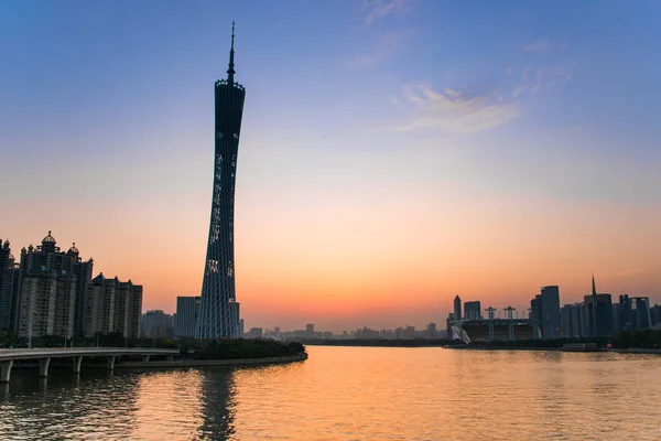 Guanghzou, China - 02 April 2017: Guangzhou Tower of Canton tower, formeel Guangzhou Tv astronomische en Sightseeing Tower is een 595.7 meter hoge multifunctionele observatietoren in Guangzhou. — Stockfoto