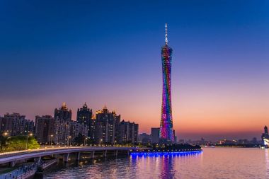 Guanghzou, Çin - 02 Nisan 2017: 595.7 metre boyunda çok amaçlı gözetleme kulesi Guangzhou Guangzhou kule ya da Kanton Kulesi, resmen Guangzhou Tv astronomik ve gezi Kulesi olan.
