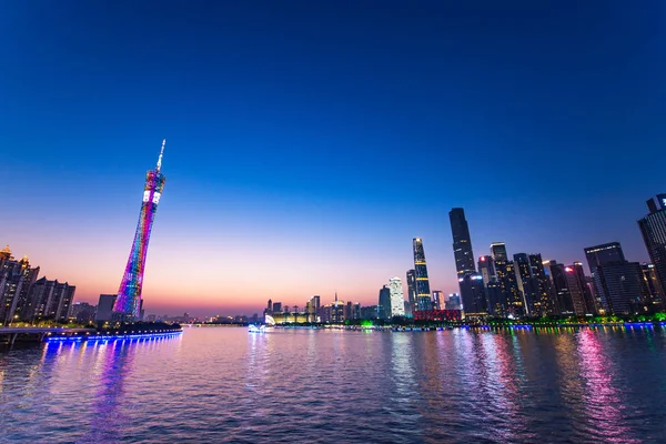 Renhe, Kina - 02 April 2017: Guangzhou torn eller Canton tower, formellt Guangzhou Tv astronomiska och tornet är en 595,7 meter höga multi-purpose utsiktstorn i Guangzhou. — Stockfoto