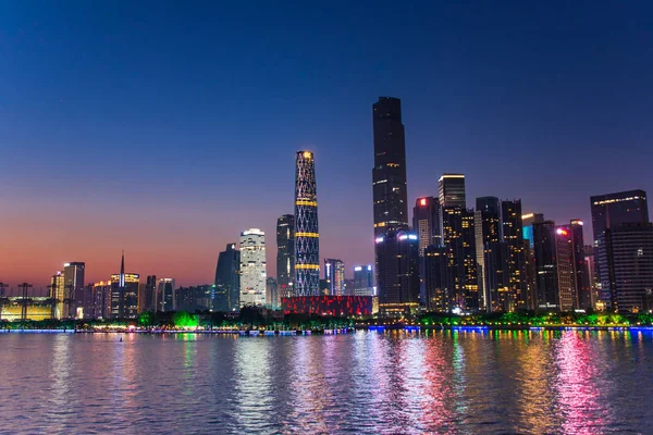 Guanghzou, China - 02 April 2017: De moderne stad in Guangzhou, het speciale zakelijke gebied langs de Parelrivier. — Stockfoto