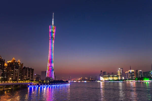 GUANGHZOU, CHINE - 02 AVRIL 2017 : Guangzhou Tower ou Canton tower, officiellement Guangzhou TV Astronomical and Sightseeing Tower est une tour d'observation polyvalente de 595,7 mètres de haut à Guangzhou . — Photo