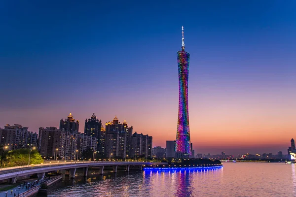 GUANGHZOU, CHINE - 02 AVRIL 2017 : Guangzhou Tower ou Canton tower, officiellement Guangzhou TV Astronomical and Sightseeing Tower est une tour d'observation polyvalente de 595,7 mètres de haut à Guangzhou . — Photo