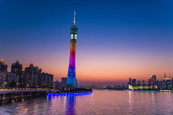 GUANGHZOU, CHINE - 02 AVRIL 2017 : Guangzhou Tower ou Canton tower, officiellement Guangzhou TV Astronomical and Sightseeing Tower est une tour d'observation polyvalente de 595,7 mètres de haut à Guangzhou . — Photo